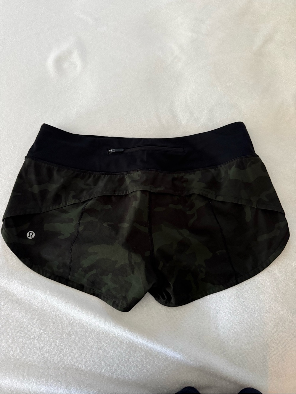 LULULEMON SHORTS SIZE 6 - Picture 3 of 3
